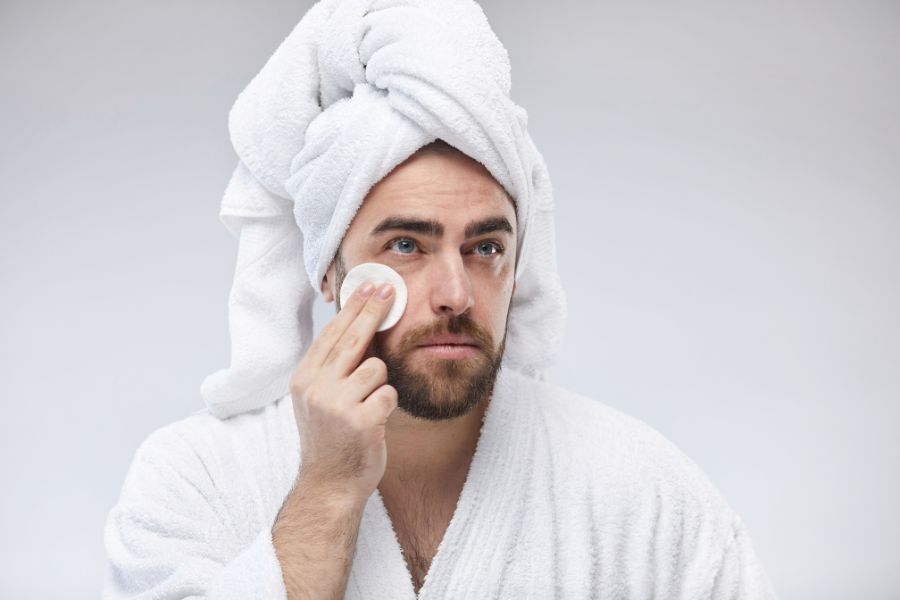 Chăm sóc da ban đêm bằng bọt rửa mặt nam giới và dung dịch tẩy trang