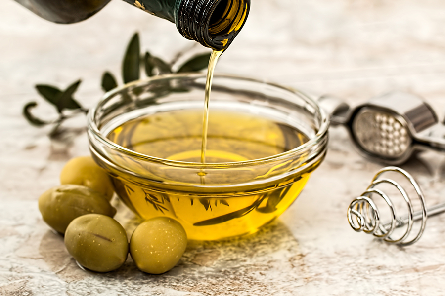 Chế biến thức ăn với dầu oliu để da đẹp hơn